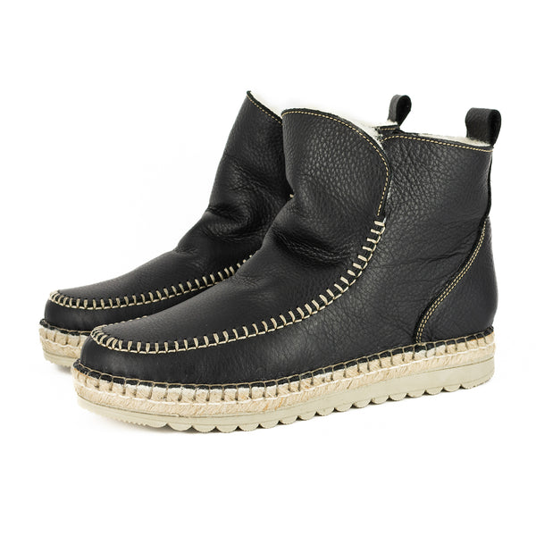 Praia : Ladies Leather 100% Wool-Lined Boot in Black Cayak