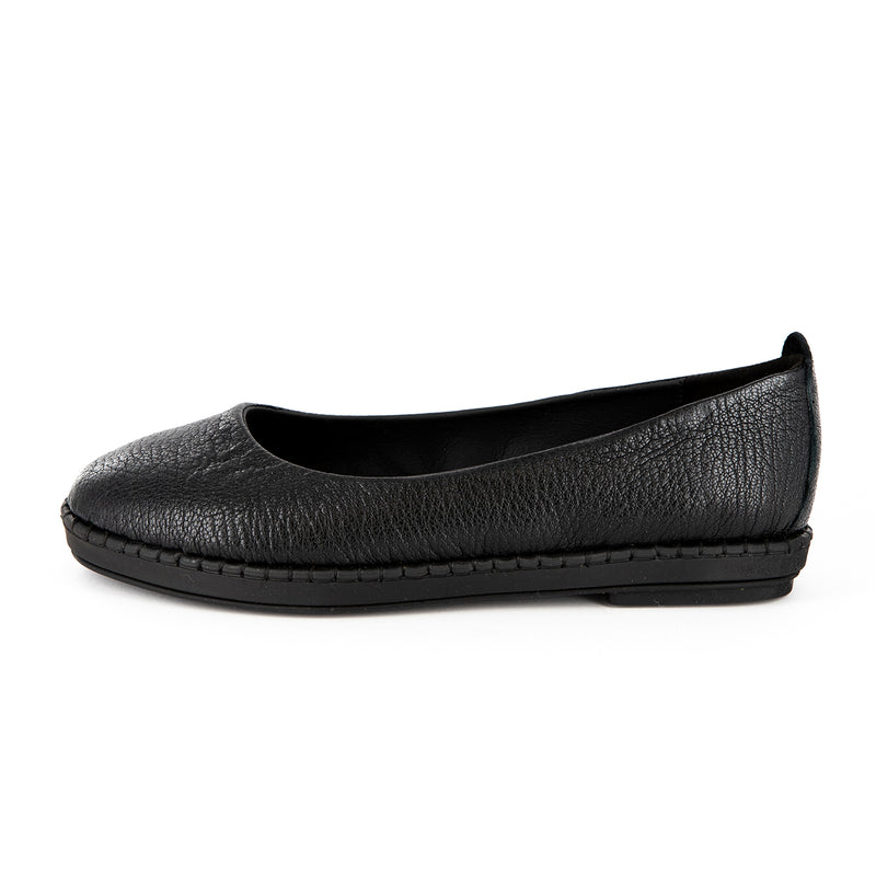 Imthetho : Ladies Leather Shoe in Black Cayak